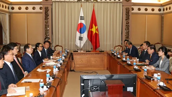 Tại buổi tiếp ông Oh Keo-don, Thị trưởng Thành phố Busan Hàn Quốc đến chào xã giao, Chủ tịch UBNDTP Nguyễn Thành Phong bày tỏ ấn tượng về sự phát triển ngày càng toàn diện và hiệu quả của quan hệ hợp tác chiến lược Việt Nam-Hàn Quốc nói chung và giữa TPHCM và các địa phương Hàn Quốc nói riêng.
