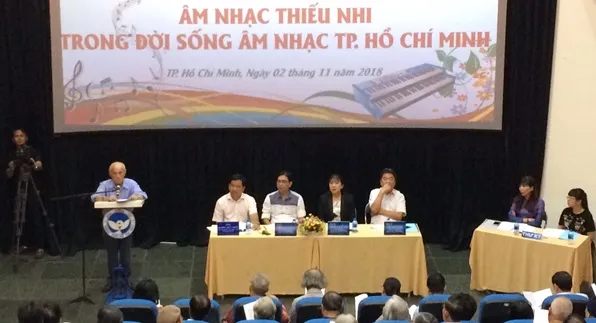 Nhạc sỹ Trương Quang Lục phát biểu tại hội thảo. 