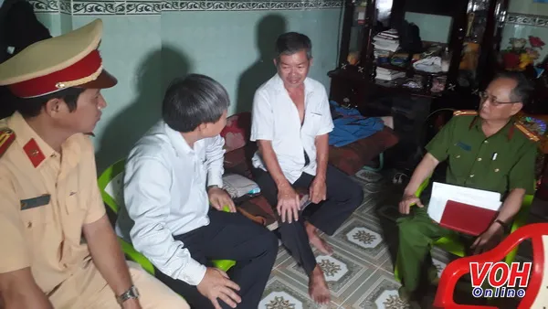 Ông Nguyễn Ngọc Tường, Phó ban chuyên trách - Ban An toàn giao thông thành phố Hồ Chí Minh (thứ 2 từ trái) thăm gia đình nạn nhân tử vọng do tai nạn giao thông.
