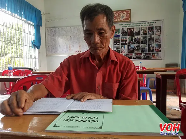 Ông Trương Cự, 80 tuổi, lớp Y sĩ y học cổ truyền hiện là học viên lớn tuổi nhất ở trường.
