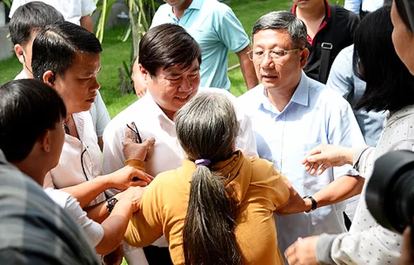 Chủ tịch UBND TP.HCM Nguyễn Thành Phong gặp gỡ người dân sau buổi tiếp xúc.