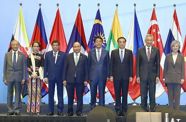 Thủ tướng Chính phủ Nguyễn Xuân Phúc kết thúc tham dự Hội nghị Cấp cao Asean lần 33