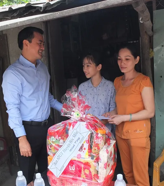 Giám đốc Sở GTVT TPHCM  Bùi Xuân Cường động viên và tặng quà cho gia đình chị Trần Thị Anh Đào.