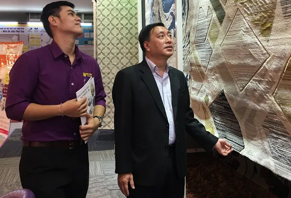 Ông Phạm Thành Kiên, Giám đốc Sở Công Thương TPHCM tham quan các gian hàng tại triển lãm
