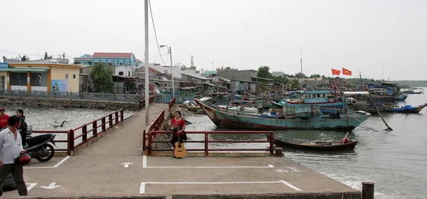  Tàu thuyền neo đậu tại cầu tàu xã Thạnh An, huyện Cần Giờ, TP.HCM tránh bão Tembin tháng 12-2017