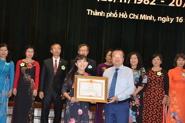 Ông Lê Hồng Sơn, giám đốc sở GD & ĐT TPHCM trao bằng khen của Thủ tướng Chính phủ cho các Nhà giáo.