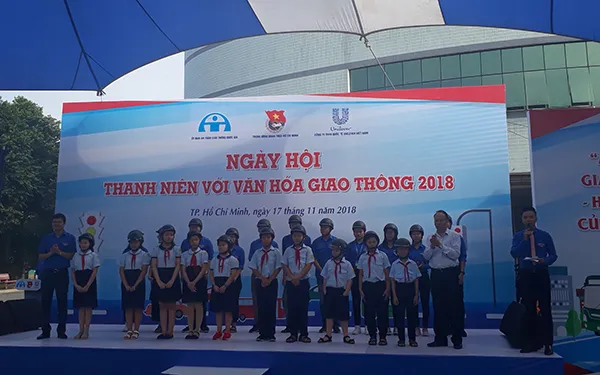 Lãnh đạo Trung ương đoàn TNCS Hồ Chí Minh và Ủy Ban an toàn giao thông quốc gia trang tặng nón bảo hiểm 