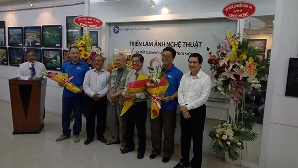 Lãnh đạo Hội Nhiếp ảnh  TPHCM tặng hoa cho Ban chủ nhiệm Câu lạc bộ Chân Trời Mới