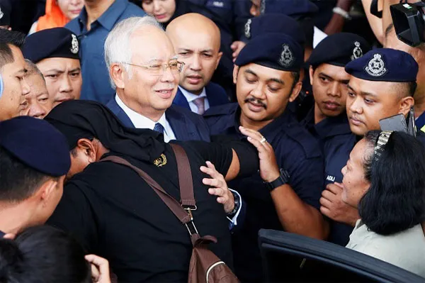 (VOH) – Cơ quan chống tham nhũng Malaysia vừa mở lại điều tra về một thỏa thuận mua bán tàu ngầm gây tranh cãi cách đây 16 năm có liên quan đến cựu Thủ tướng Najib Razak.