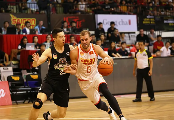 Chủ nhà Saigon Heat (áo trắng) có chiến thắng thuyết phục trước đội khách đến từ Macau tại giải bóng rổ nhà nghề Đông Nam Á