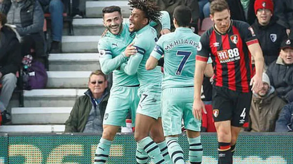 Niềm vui của các cầu thủ Arsenal sau khi ghi bàn vào lưới Bournemouth.