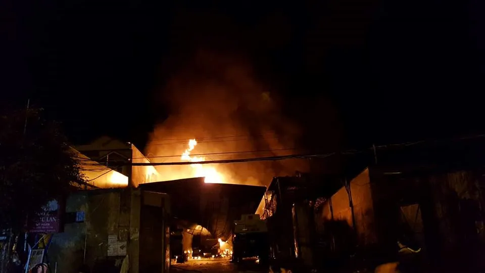 Nha Trang: Cháy nhiều xe bồn chở xăng, di tản dân cư