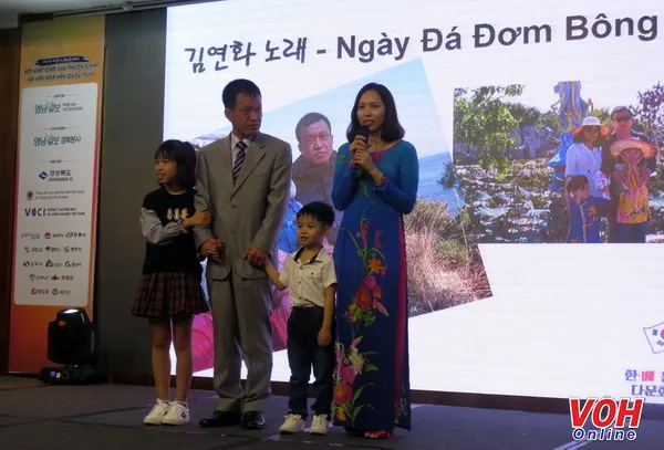Gia đình đa văn hóa Hàn - Việt tham gia giao lưu tại buổi họp báo.