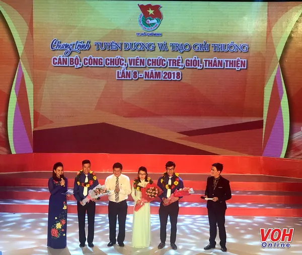 Phó Chủ tịch UBND TPHCM Huỳnh Cách Mạng tặng hoa cho 3 gương điển hình tham gia giao lưu