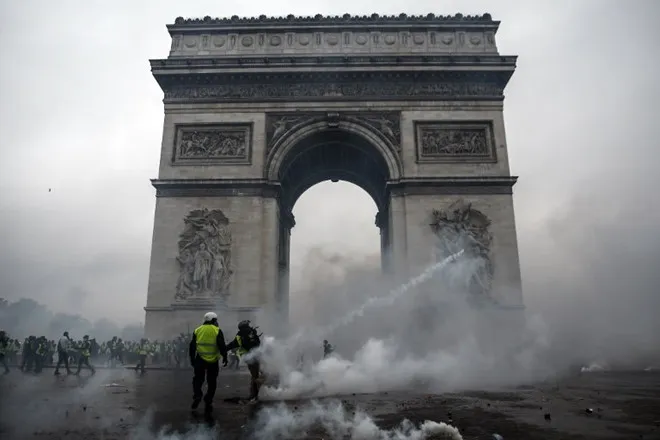 Chính phủ Pháp ngừng tăng thuế xăng dầu vì bạo loạn ở Paris
