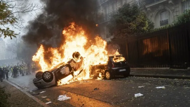 Hàng loạt địa điểm du lịch nổi tiếng Paris phải tạm đóng cửa vì lo ngại biểu tình