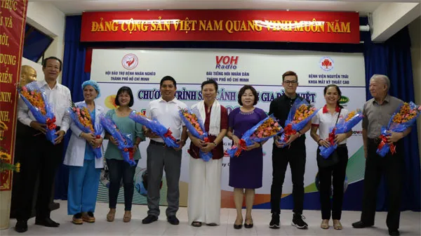 Sát cánh cùng gia đình Việt chào mừng ca mổ mắt thứ 20.000