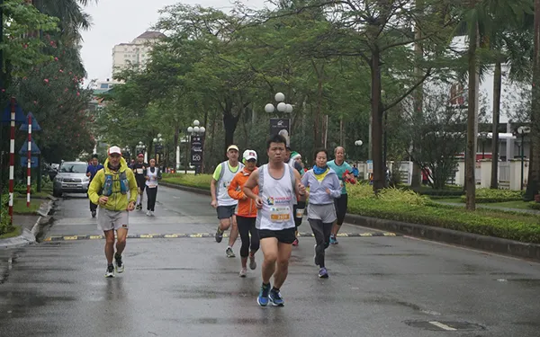 Dù thời tiết có lạnh và mưa nhưng mọi người vẫn nhiệt tình tham gia đường chạy
