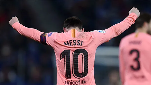Cú đúp đá phạt vào lưới Espanyol giúp Messi lập kỷ lục mới