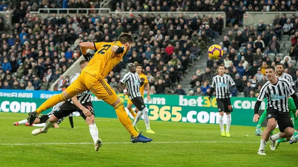 Matt Doherty đánh đầu ghi bàn ấn định chiến thắng 2-1 cho Wolverhampton.