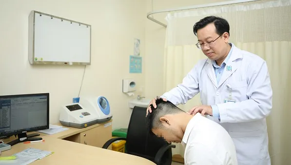 Bác sĩ Nguyễn Thành Nhân đang khám cho bệnh nhân