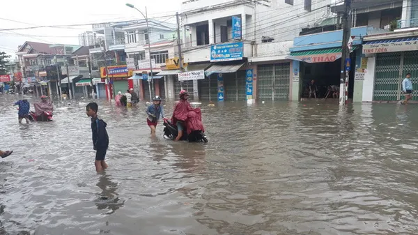 Đường phố Nha Trang (Khánh Hòa) chìm trong biển nước sau cơn mưa lớn sáng ngày 18/11 (Ảnh: Dantri)