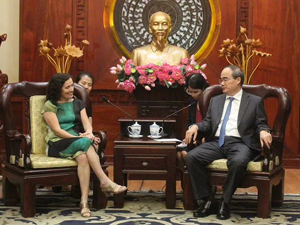 Bí thư Thành ủy TPHCM Nguyễn Thiện Nhân tiếp tân Đại sứ Cộng hoà Đông Uruguay tại Việt Nam.