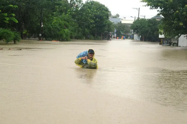 13 người chết do mưa lũ tại miền Trung, nhiều nơi vẫn còn ngập. Ảnh: TTO 