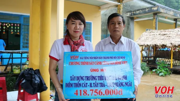 Bà Trương Thị Hồng Thúy, Phó trưởng phòng Công tác xã hội và Bạn nghe đài - Đài Tiếng nói Nhân dân TPHCM, đại diện chương trình Sát cánh cùng gia đình Việt, trao tặng số tiền tài trợ.