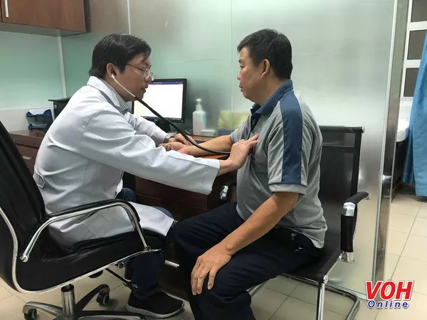 Bệnh nhân đang được bác sĩ tư vấn về điều trị rối loạn giấc ngủ tại Phòng khám đa khoa - Trường ĐH Y khoa Phạm Ngọc Thạch