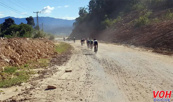 Trực tiếp Chặng 7 Cuộc đua xe đạp Nam Kỳ Khởi Nghĩa 2018: Tỉnh Attapeu (Lào) - Đắk Tô (Kon Tum) 18