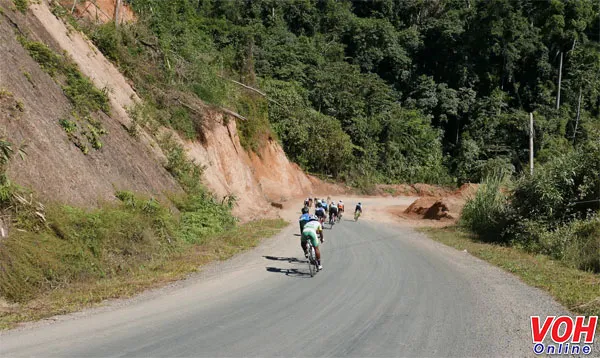 Trực tiếp Chặng 7 Cuộc đua xe đạp Nam Kỳ Khởi Nghĩa 2018: Tỉnh Attapeu (Lào) - Đắk Tô (Kon Tum) 11