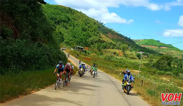 Trực tiếp Chặng 7 Cuộc đua xe đạp Nam Kỳ Khởi Nghĩa 2018: Tỉnh Attapeu (Lào) - Đắk Tô (Kon Tum) 9