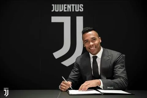 Sandro chính thức gia hạn hợp đồng với Juventus