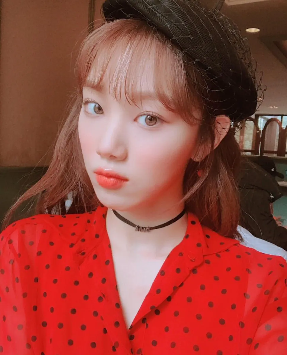voh-lee-sung-kyung-makeup-2