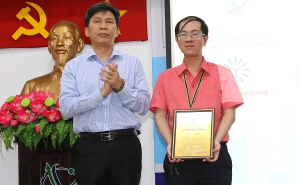 Ông Nguyễn Việt Dũng, Giám đốc Sở Khoa học và Công nghệ TP trao giải nhất cho GV Lê Thiên Phúc