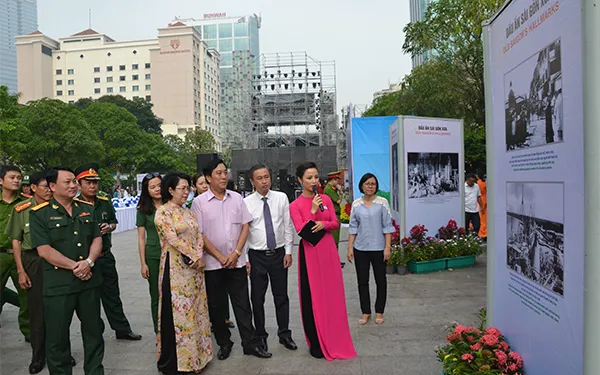 Các đại biểu tham quan triển lãm ảnh