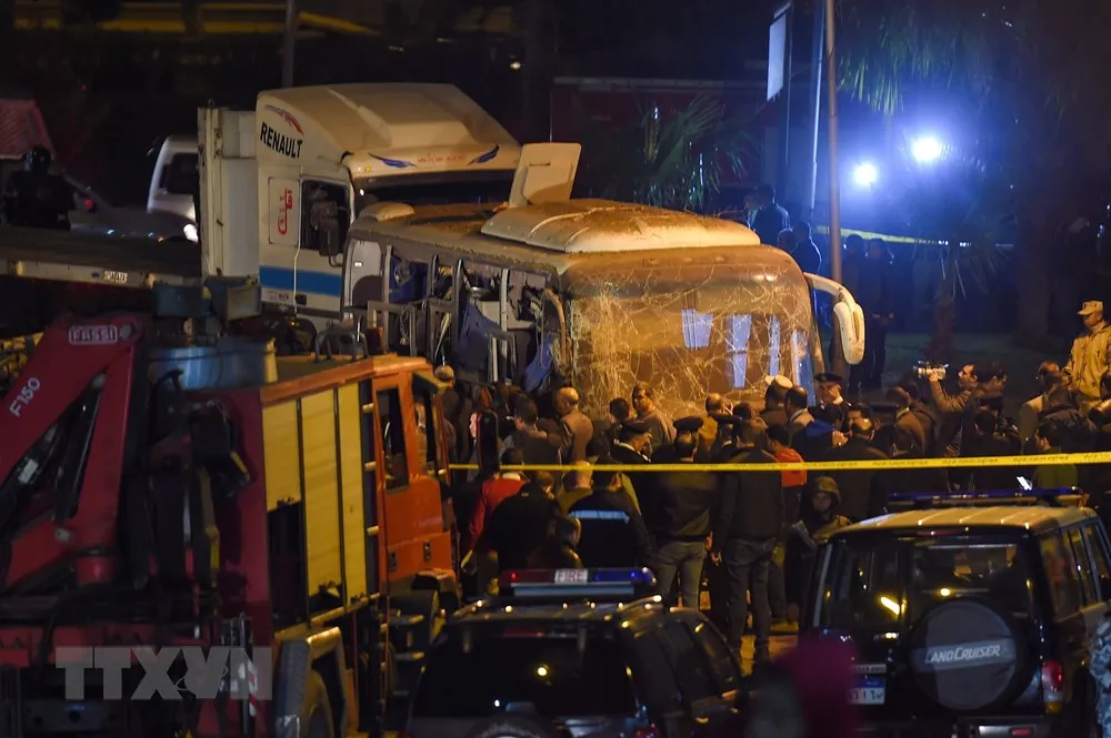 3 du khách Việt Nam đã thiệt mạng khi một thiết bị nổ tự chế được kích hoạt ven đường vào thời điểm chiếc xe buýt chở 14 du khách Việt Nam đang di chuyển trên tuyến phố El-Maryou. Ảnh: TTXVN 