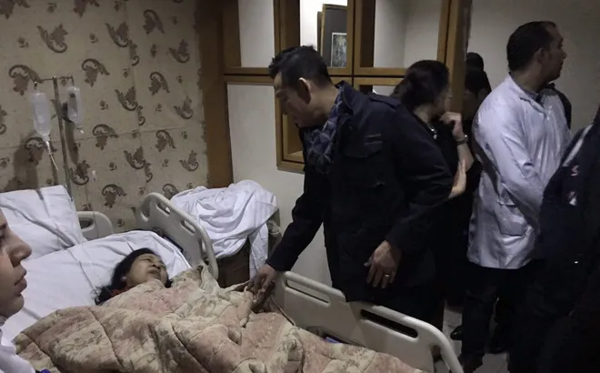Đại sứ Việt Nam tại Ai Cập Trần Thành Công đến hiện trường và  thăm hỏi các bệnh nhân