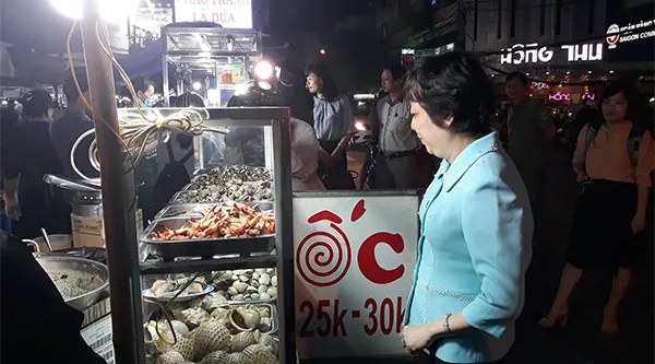 Bà Phạm Khánh Phong Lan - Trưởng Ban QLATTP TPHCM, kiểm tra cơ sở kinh doanh thức ăn đường phố tại chợ Phạm Văn Hai.
