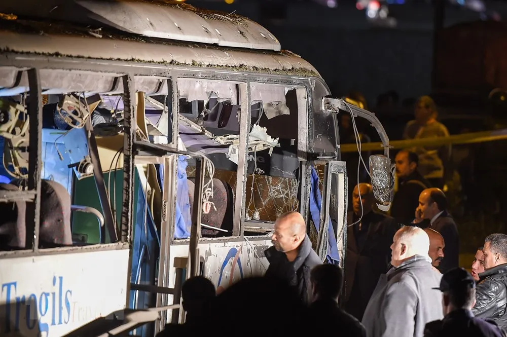 Lực lượng chức năng điều tra tại hiện trường vụ đánh bom xe khách ở quận Haram, tỉnh Giza, Ai Cập tối 28/12/2018. (Ảnh: THX/TTXVN)