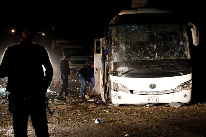 Cảnh sát điều tra hiện trường vụ đánh bom xe buýt ở Giza, Ai Cập. Ảnh: REUTERS