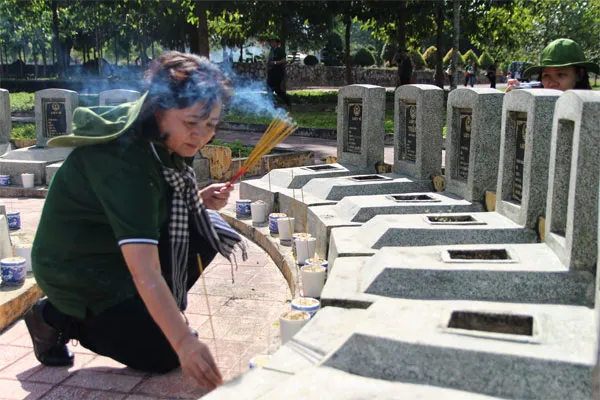 Dâng hương, dâng hoa tưởng niệm anh hùng liệt sĩ trong chiến tranh biên giới Tây Nam  