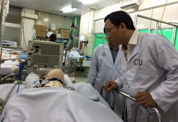 Ông Khuất Việt Hùng đến thăm các nạn nhân vụ tai nạn thảm khốc ở Long An