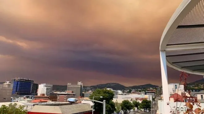 Bầu trời Hobart, Úc chuyển màu cam - đen do cháy rừng