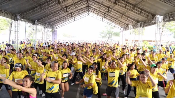 Đông đảo người dân tham gia chạy bộ tại sự kiện Resolution Run lần 1 tại Việt Nam