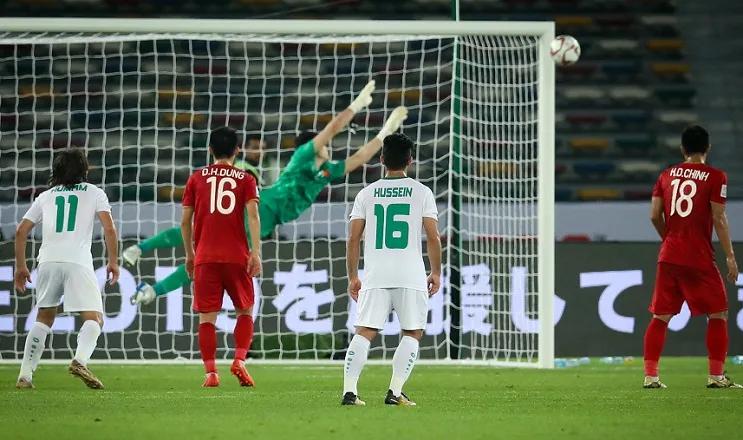 Cựu thủ thành Dương Hồng Sơn đánh giá Văn Lâm đứng đúng vị trí ở bàn thua cuối