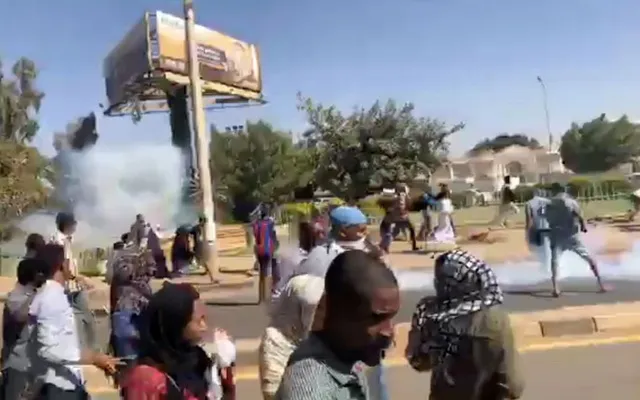 Cảnh sát Sudan dùng hơi cay giải tán người biểu tình khiến 3 người chết