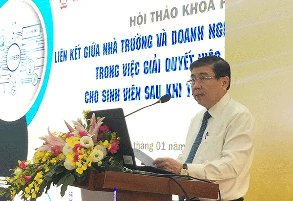 Ông Nguyễn Thành Phong, Chủ tịch UBND TPHCM, phát biểu tại hội thảo.
