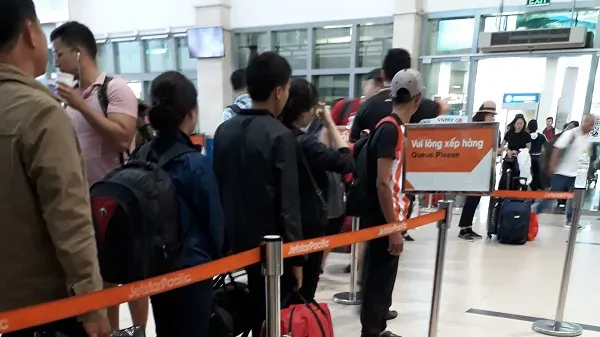 Hành khách chờ kiểm tra an ninh để lên máy bay